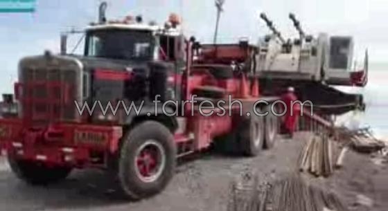 انقلاب مدوي لشاحنة تنقل رافعة بسبب ثقل وزن الحمولة.. فيديو صورة رقم 1