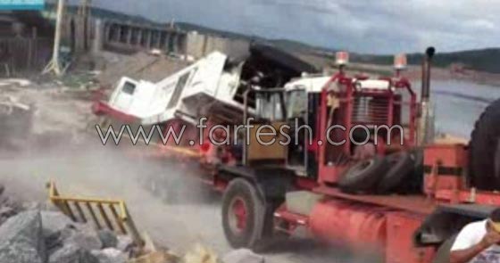 انقلاب مدوي لشاحنة تنقل رافعة بسبب ثقل وزن الحمولة.. فيديو صورة رقم 2