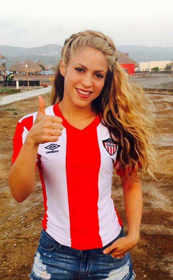 شاكيرا تظهر وجه الشبه بين صديقها اللاعب بيكه وابنهما ساشا صورة رقم 12
