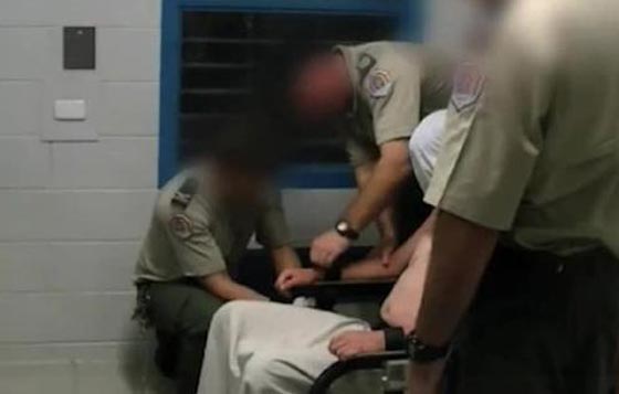 الاستراليون في صدمة بسبب تعذيب مراهقين بمركز شرطة.. فيديو صورة رقم 1