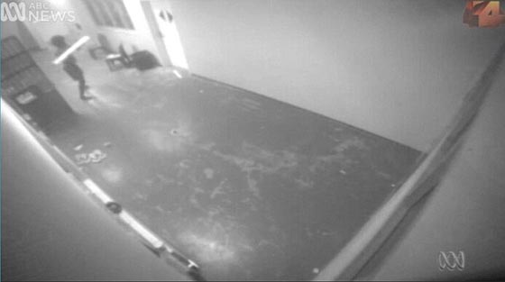 الاستراليون في صدمة بسبب تعذيب مراهقين بمركز شرطة.. فيديو صورة رقم 5