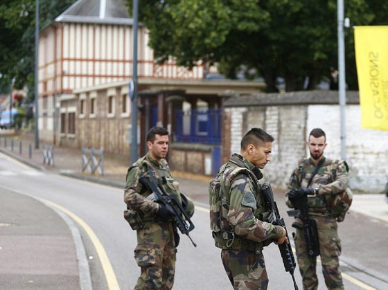 شاهد اول صور تراها العيون لذابحي الكاهن  الفرنسي البرئ صورة رقم 9