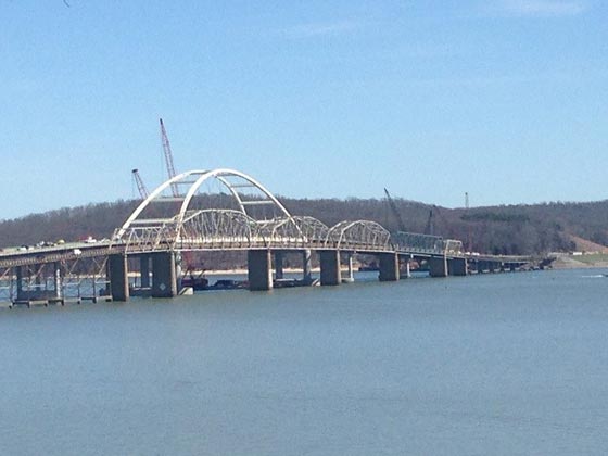 هكذا تفجر جسر مُعمّر امام اعين الكنتاكيين صورة رقم 1