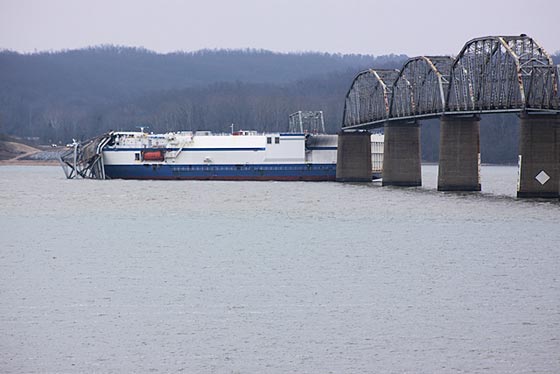 هكذا تفجر جسر مُعمّر امام اعين الكنتاكيين صورة رقم 2