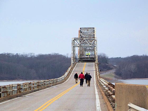 هكذا تفجر جسر مُعمّر امام اعين الكنتاكيين صورة رقم 4