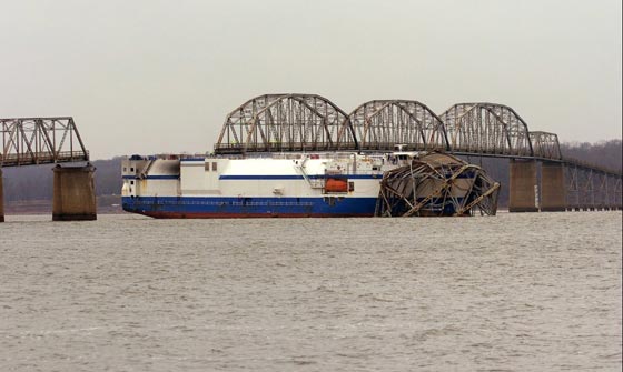 هكذا تفجر جسر مُعمّر امام اعين الكنتاكيين صورة رقم 7