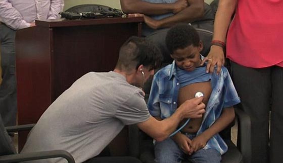 شاهد ما فعله الاب عندما استمع الى خفقان ابنته المتوفاة داخل صبي حي! صورة رقم 1 شاهد ما فعله الاب عندما استمع الى خفقان ابنته المتوفاة داخل صبي حي! صورة رقم 1