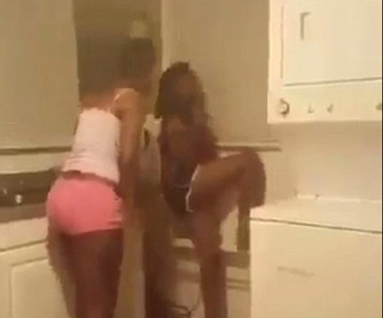 ام تضرب ابنتها المراهقة بتهمة الاباحية وتنشر عقابها لها على الملأ!! صورة رقم 5