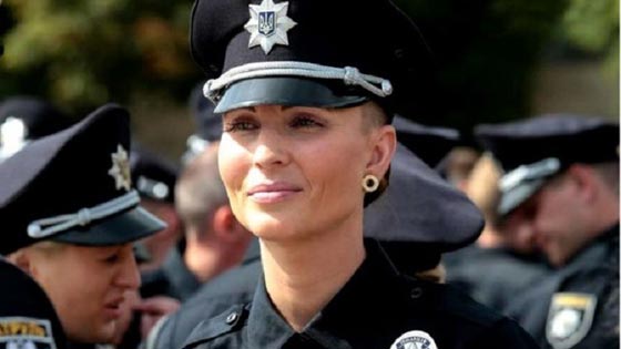  وفاة اجمل شرطية اوكرانية بعد ان بصق احد الموقوفين في وجهها صورة رقم 1