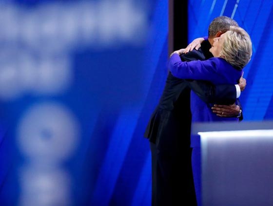 رومانسية ديمقراطية وعناق مثير للجدل بين هيلاري كلينتون واوباما صورة رقم 4