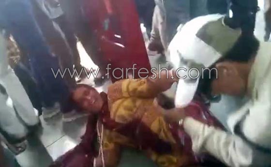 متطرفات هندوسيات يعتدين على مسلمتين تحملان لحوم البقر.. فيديو صورة رقم 2