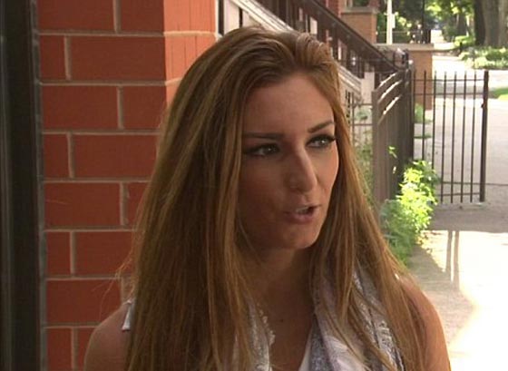 فيديو مثير.. لص يتسلل الى منزل مأهول في شيكاغو ويسرق محفظة صورة رقم 1 فيديو مثير.. لص يتسلل الى منزل مأهول في شيكاغو ويسرق محفظة صورة رقم 1