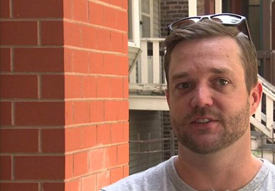 فيديو مثير.. لص يتسلل الى منزل مأهول في شيكاغو ويسرق محفظة صورة رقم 2 فيديو مثير.. لص يتسلل الى منزل مأهول في شيكاغو ويسرق محفظة صورة رقم 2