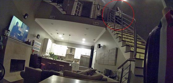 فيديو مثير.. لص يتسلل الى منزل مأهول في شيكاغو ويسرق محفظة صورة رقم 3 فيديو مثير.. لص يتسلل الى منزل مأهول في شيكاغو ويسرق محفظة صورة رقم 3