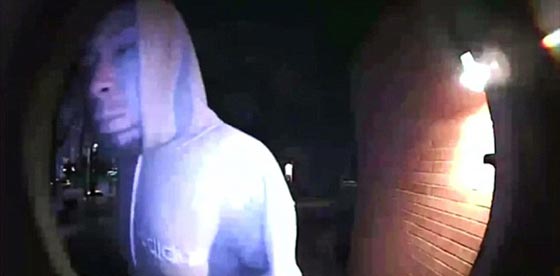 فيديو مثير.. لص يتسلل الى منزل مأهول في شيكاغو ويسرق محفظة صورة رقم 4 فيديو مثير.. لص يتسلل الى منزل مأهول في شيكاغو ويسرق محفظة صورة رقم 4