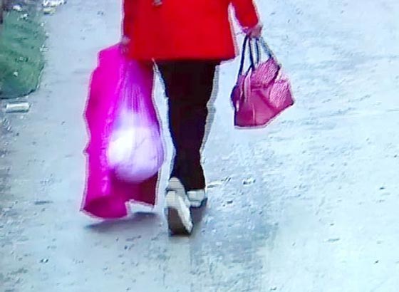 امرأة تحمل مولودها في كيس بلاستيكي وتتركه حتى يموت.. صور صورة رقم 2
