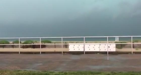  اراد ان يصورة عاصفة مطرية فاصيب بصعقتين.. فيديو صورة رقم 2