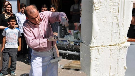 شركة تركية توزع قطعة ايس كريم تزن 250 كغم على المواطنين صورة رقم 1