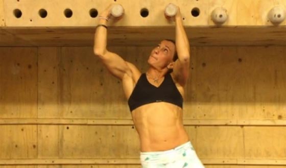 صورة مثيرة.. شرطية بالمايوه البيكيني تلقي القبض على سارق صورة رقم 2