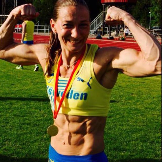 صورة مثيرة.. شرطية بالمايوه البيكيني تلقي القبض على سارق صورة رقم 3