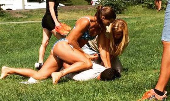 صورة مثيرة.. شرطية بالمايوه البيكيني تلقي القبض على سارق صورة رقم 1