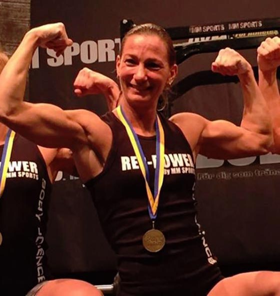 صورة مثيرة.. شرطية بالمايوه البيكيني تلقي القبض على سارق صورة رقم 6