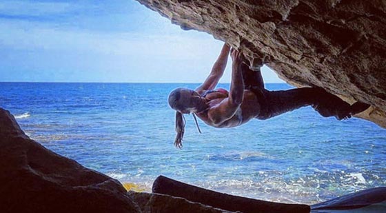 صورة مثيرة.. شرطية بالمايوه البيكيني تلقي القبض على سارق صورة رقم 5