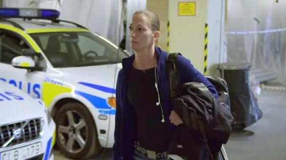 صورة مثيرة.. شرطية بالمايوه البيكيني تلقي القبض على سارق صورة رقم 7