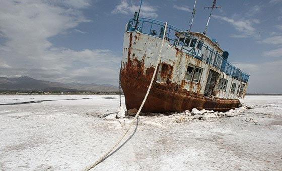  بحيرة ايرانية تتعرض لعملية ارهابيئية تكشفها اقمار ناسا من الفضاء صورة رقم 3