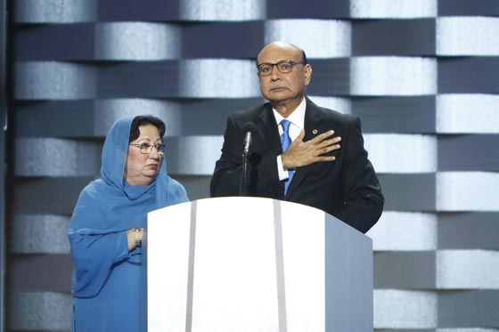 مواجهة ترامب وعائلة الجندي المسلم: ابننا انقذ عشرات الامريكيين بموته صورة رقم 3 مواجهة ترامب وعائلة الجندي المسلم: ابننا انقذ عشرات الامريكيين بموته صورة رقم 3