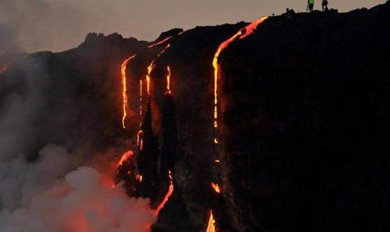  حمم بركان كيلوا تتدفق إلى مياه المحيط.. فيديو مثير صورة رقم 3