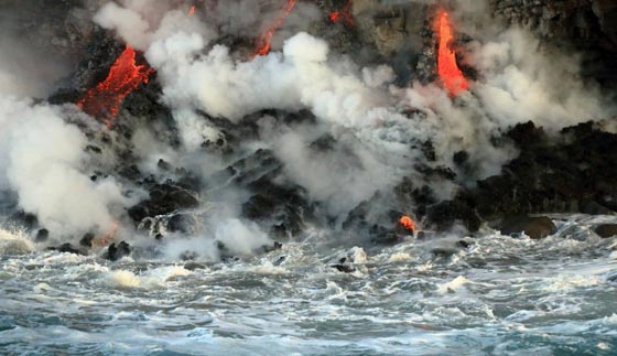  حمم بركان كيلوا تتدفق إلى مياه المحيط.. فيديو مثير صورة رقم 4