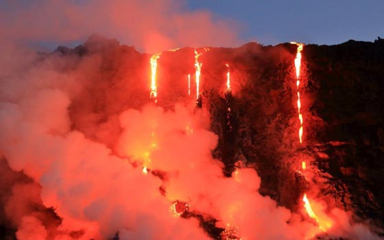  حمم بركان كيلوا تتدفق إلى مياه المحيط.. فيديو مثير صورة رقم 5