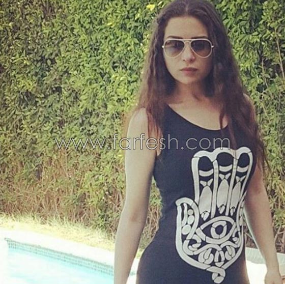 صور مي عز الدين تٌشعِل الجدل لارتدائها مايوه السباحة وتاتو على يدها صورة رقم 2