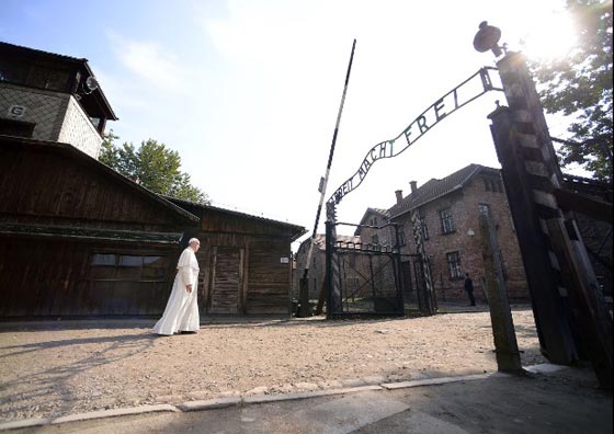 البابا يصلي بصمت تام ويحني هامته في معسكر الاعتقال النازي أوشفيتس  صورة رقم 1