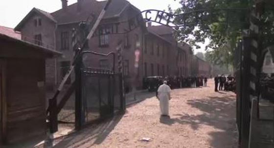 البابا يصلي بصمت تام ويحني هامته في معسكر الاعتقال النازي أوشفيتس  صورة رقم 5