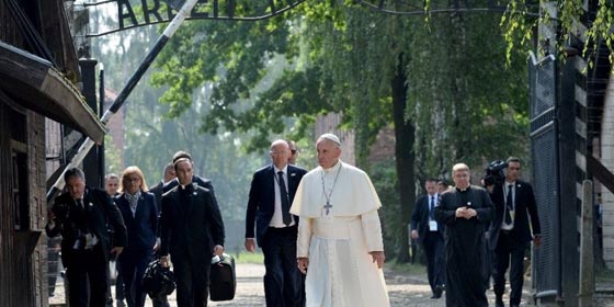 البابا يصلي بصمت تام ويحني هامته في معسكر الاعتقال النازي أوشفيتس  صورة رقم 7