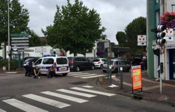 فرنسا: مسلمو سانت اتيان يتنكرون لجثة قاتل القس صورة رقم 2