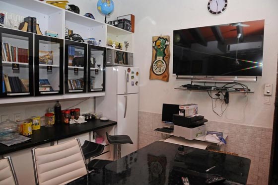 تاجر مخدرات شهير يفاجئ الشرطة بزنزانة من الاساطير صورة رقم 10