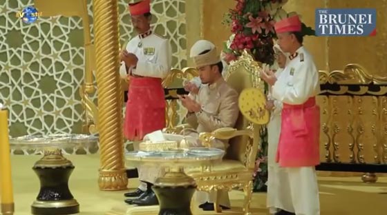  ابنة اغنى ملوك العالم تتزوج من شاب بسيط في حفل اسطوري.. فيديو صورة رقم 7