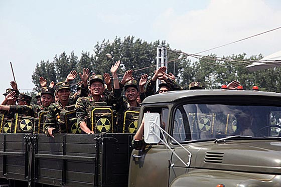 جيش كوريا يتدرب على حمل قنابل نووية وتفجيرها في حالة الحرب صورة رقم 1