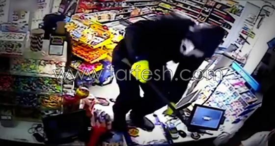 بالفيديو.. صاحب محل وابنه يلقنان لصين علقة ساخنة باستخدام العصي صورة رقم 1