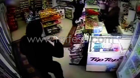 بالفيديو.. صاحب محل وابنه يلقنان لصين علقة ساخنة باستخدام العصي صورة رقم 2