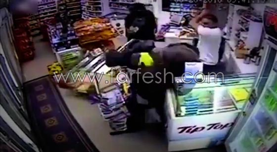 بالفيديو.. صاحب محل وابنه يلقنان لصين علقة ساخنة باستخدام العصي صورة رقم 3