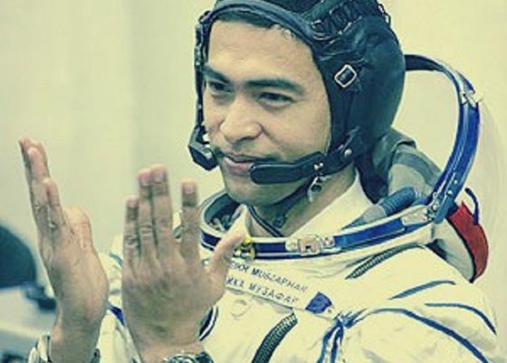 مظفر شكور.. اول رائد فضاء مسلم يصلي في الفضاء الخارجي صورة رقم 6