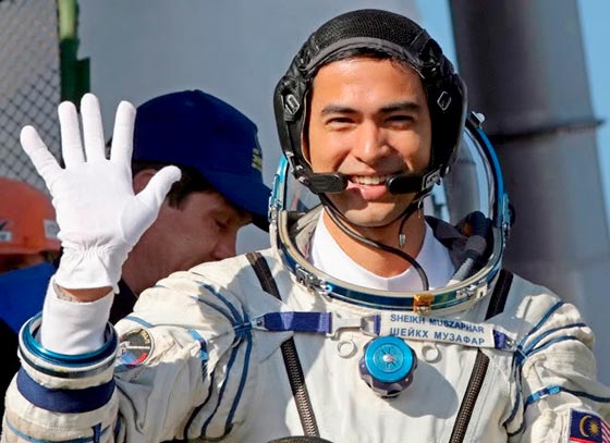 مظفر شكور.. اول رائد فضاء مسلم يصلي في الفضاء الخارجي صورة رقم 1