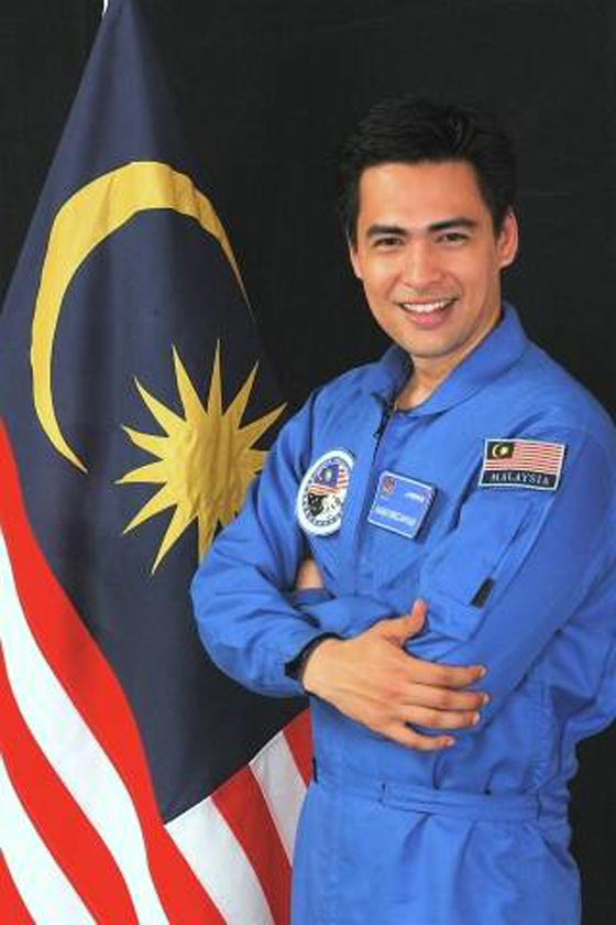 مظفر شكور.. اول رائد فضاء مسلم يصلي في الفضاء الخارجي صورة رقم 2