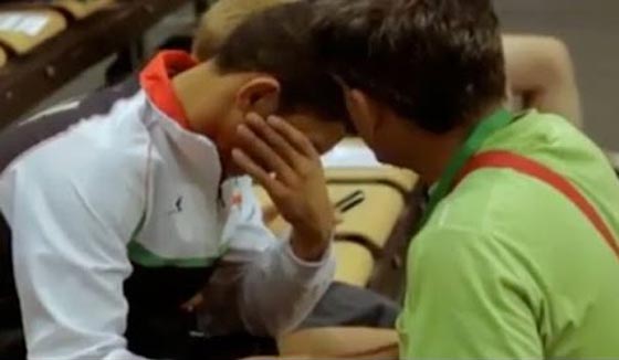 مصارع إيراني يبكي بعد أن أُجبر على ادعاء الإصابة حتى لا يقاتل إسرائيلي صورة رقم 3