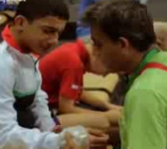 مصارع إيراني يبكي بعد أن أُجبر على ادعاء الإصابة حتى لا يقاتل إسرائيلي صورة رقم 4