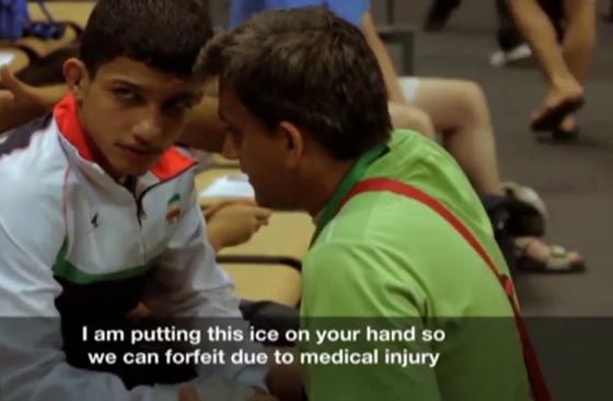 مصارع إيراني يبكي بعد أن أُجبر على ادعاء الإصابة حتى لا يقاتل إسرائيلي صورة رقم 1